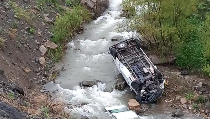 Hakkari’de Minibüs Devrildi: İşçileri Taşıyan Araçta İki Can Kaybı ve Üç Yaralı