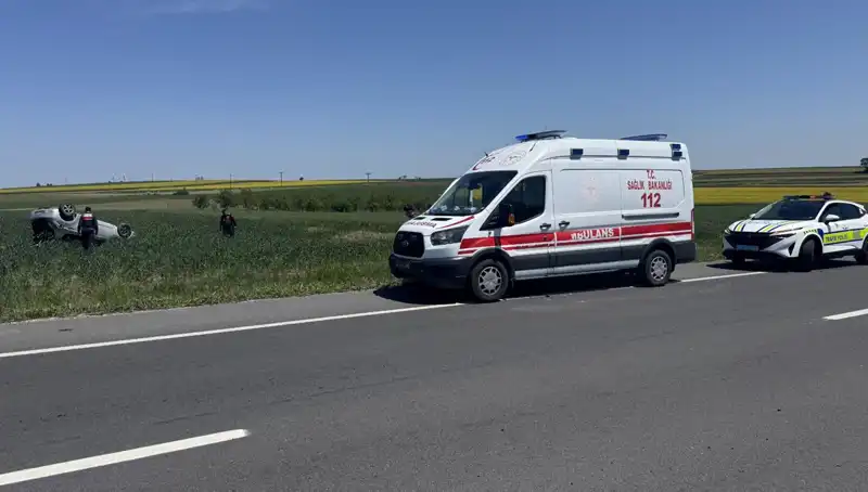 Edirne'de Devrilen Otomobil Kazasında Sürücü ve Eşi Yaralı: Olayın Detayları