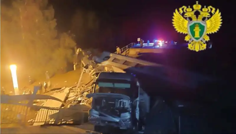 Rusya'da Köprü Çöktü: Trenin Üzerine Düşen Rüzgarın Ardında Korkunç Bir Facia