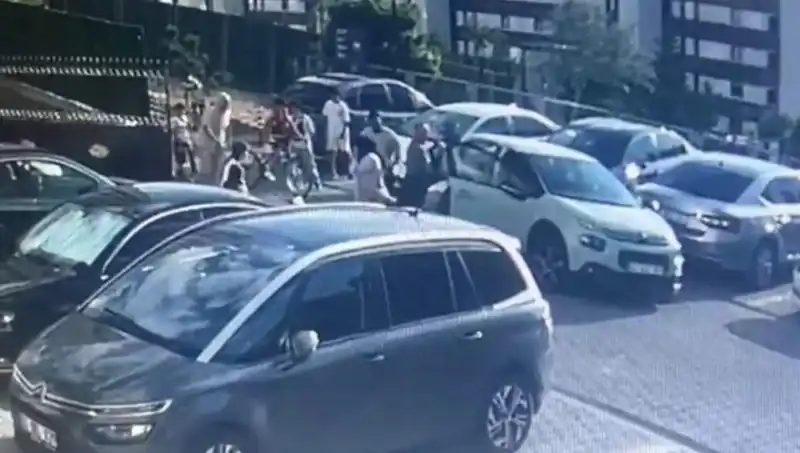 Eşi ve Yakınlarını Ezdi: Gizemli Otomobil Kazası İstanbul'u Sarstı