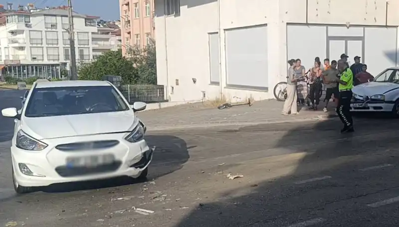Antalya'da Feci Kaza: İki Otomobil Çarpıştı, Sürücüler Yaralı!