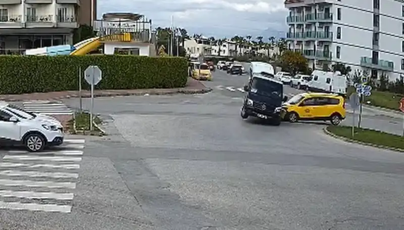 İstanbul Kavşağında Feci Kaza: Minibüs ve Taksi Çarpıştı