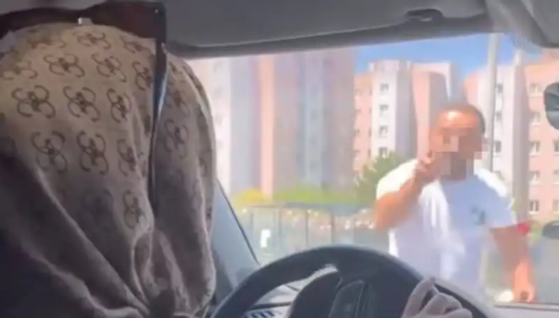 İstanbul'da Trafikte Dehşet Anları: Aracın Camını Yumrukladı