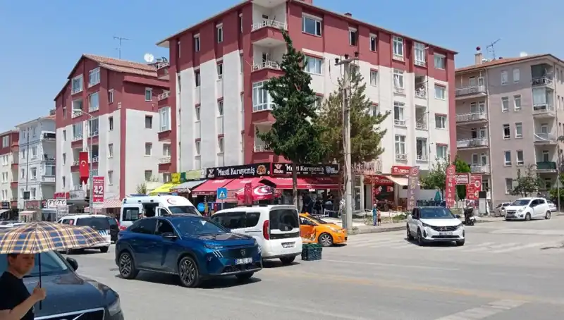 İstanbul'da Taksi ve Otomobil Çarpıştı: Kaza Anı Kameralara Yansıdı