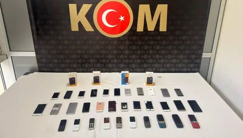 İstanbul Gümrüğünde 37 Kaçak Cep Telefonu Ele Geçirildi!