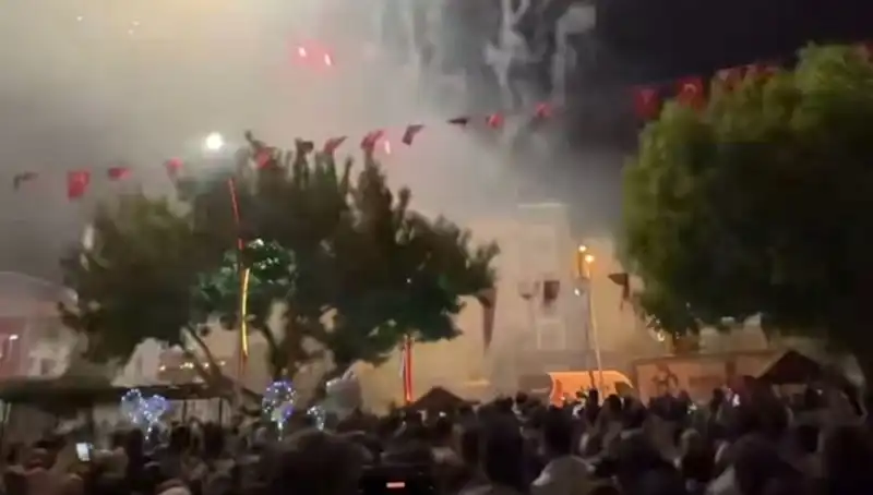 Havai Fişek Gösterisi Yaşlı Adamı Hastaneye Sevk Etti: İşte O Anlar!