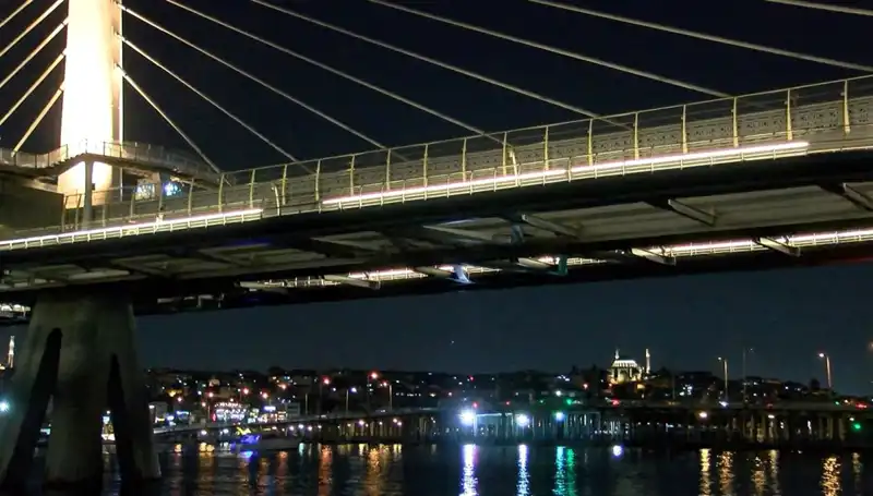 İstanbul’da Metro Köprüsünden Denize Düşen Gencin Kayıp Arayışı Devam Ediyor