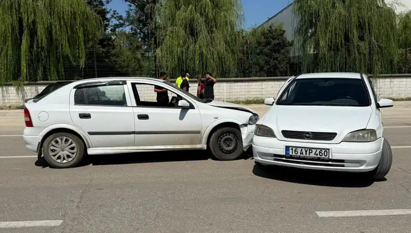 İstanbul'da Şoke Eden Kaza: İki Araç Çarpıştı, İki Yaralı