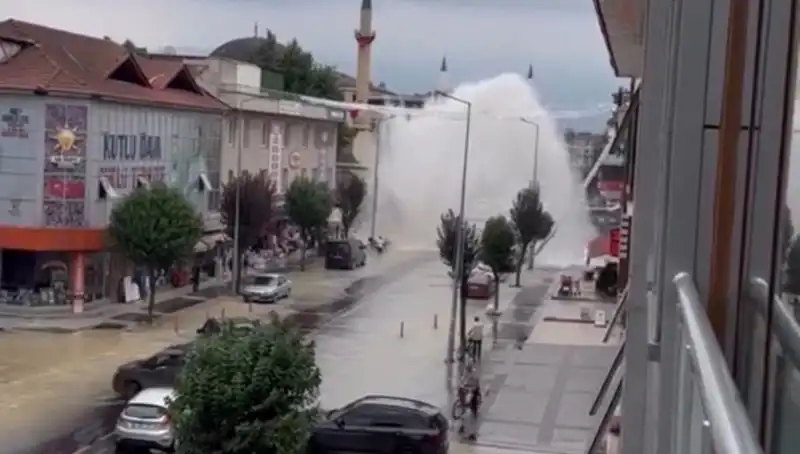 İstanbul'da İçme Suyu Hattı Patladı: Su Yüksekten Fışkırdı!
