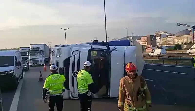 Pendik TEM Otoyolu'nda Devrilen TIR Trafiği Felç Etti!