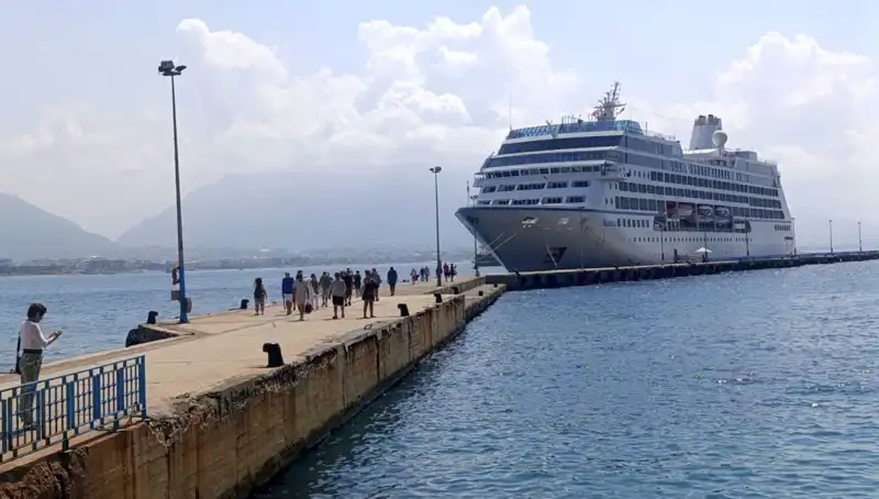 Alanya'da ABD'li Turistlerden Kruvaziyer İle Renkli Buluşma