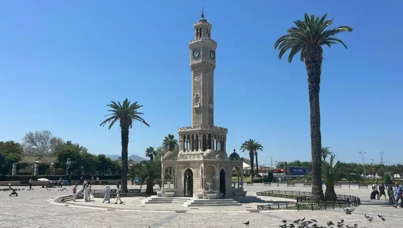 İzmir'de Sıcak Hava Dalgası: Meydanlar Boş, Vatandaşlar Sıcaktan Kaçıyor