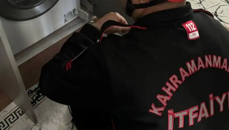 Çamaşır Makinesine Giren Kedi, İtfaiye Ekipleri Tarafından Kurtarıldı