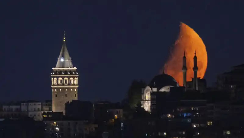 İstanbul'da Yarım Ayın Büyüleyici Güzelliği: Gece Gökyüzünde Dans