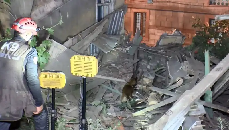 İstanbul'da Deprem Sonrası Şok Edici Çökmeler: Hasar Alan Bina Yerle Bir Oldu