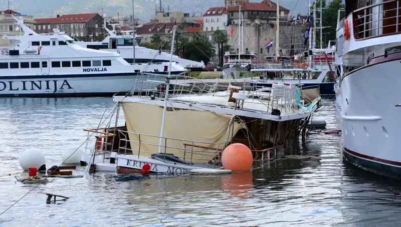 Hırvatistan'daki Fırtına Sonrası Feribot Kazası: Gemi Battı!
