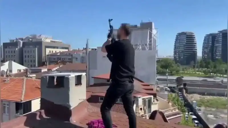 İstanbul'da Operasyon: Çatıya Kaçan Şüpheliler Bacadan AK-47 ile Yakalandı