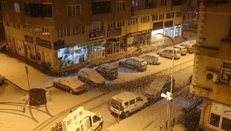 İstanbul'da Bir Günde İki Mevsim: Kar ve Bahar İkilemi