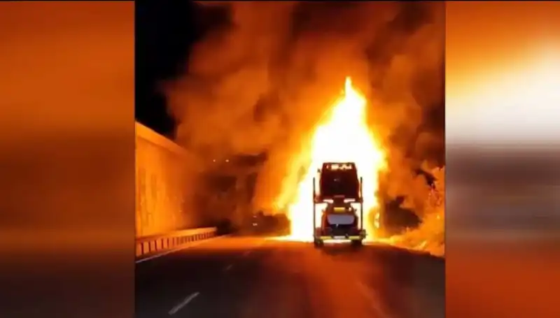 Otomobil Yüklü Tırda Çıkan Yangın, 8 Araç Küller İçinde Kaldı