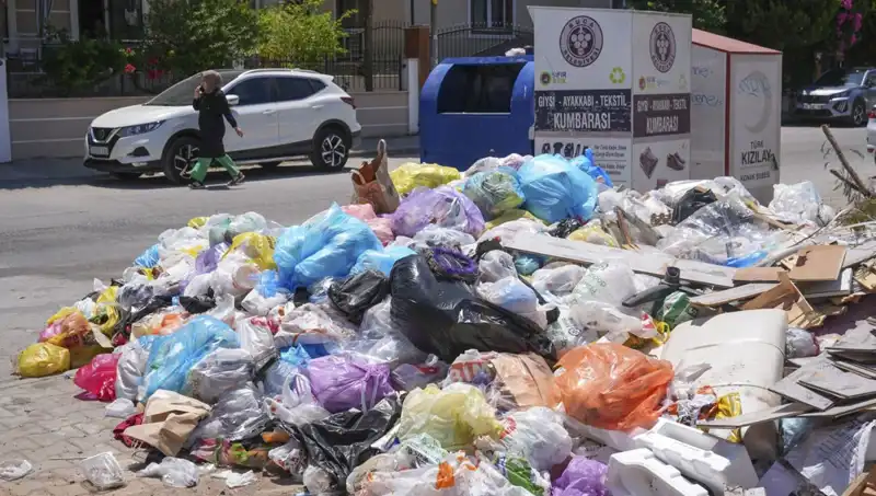 İzmir'de Çöp Yığınları: Şehrin Genel Manzarasını Tehdit Ediyor