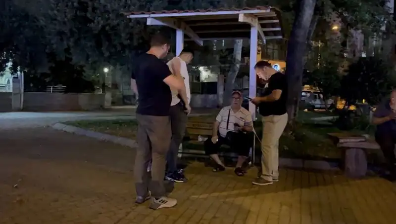 Kısmı Görme Kaybı Olan Adamın Telefonunu Çaldılar: Güvenlik Kamerası Anbean Kaydetti
