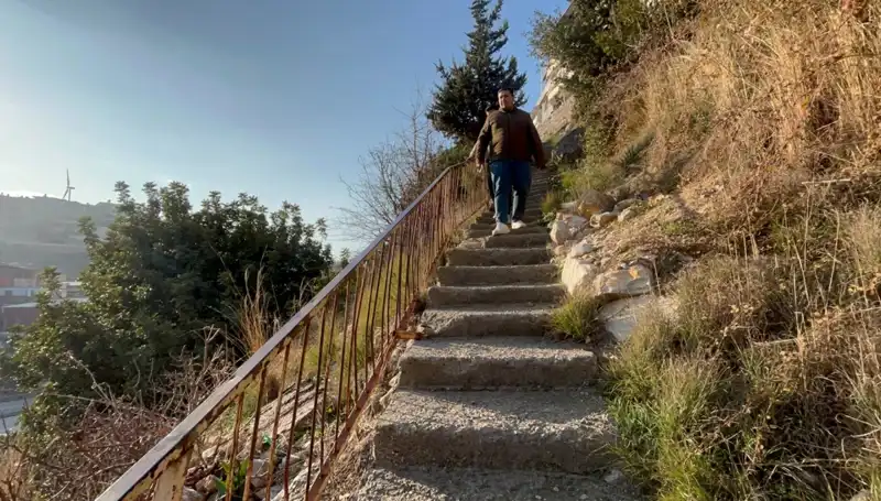 Uçurum Kenarındaki Evler: 107 Basamakla Zorlu Bir Hayat