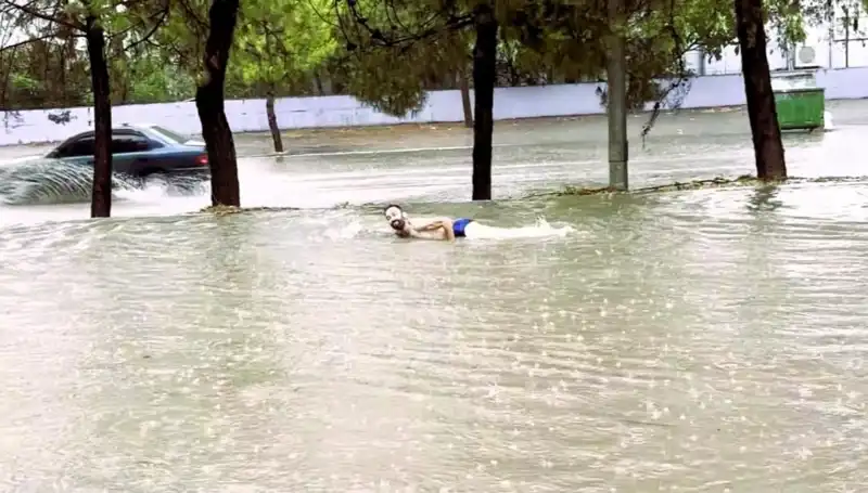 İstanbul'un Caddeleri Göl Gibi Oldu: Vatandaş Yolda Kulaç Attı