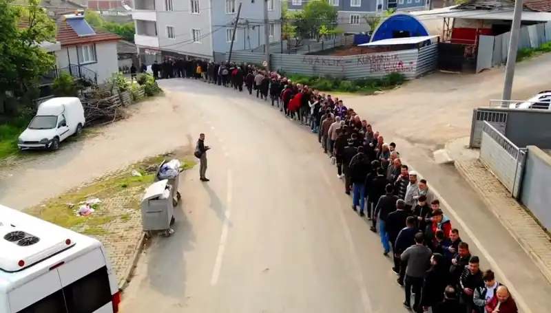 Bursa'da Bayramlaşma Geleneği: 1 Kilometrelik Kuyruk Coşkusu