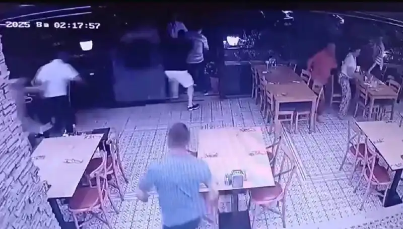 İstanbul'da Deprem Anının Güvenlik Kamerasındaki Şok Edici Görüntüleri Yayınlandı!
