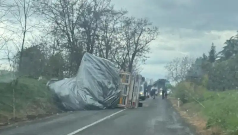 Tekirdağ'da Saman Yüklü TIR Devrildi: Bir Yaralı ve Olayın Ayrıntıları