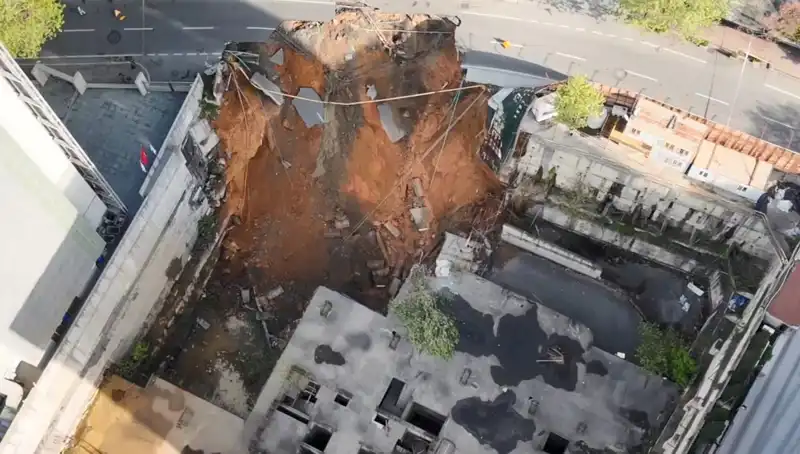 Sarıyer'de Şok: Cadde Çöktü, Trafik Kilitlendi