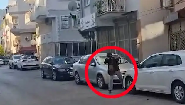 İzmir'de Gerçekleşen Saldırganla Çatışma Anları Kameralara Yansıdı