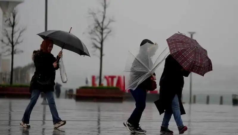 İstanbul ve Etrafa Kuvvetli Sağanak Yağış Uyarısı! Hazırlıklı Olun!