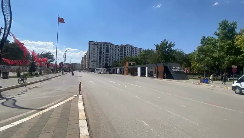 Elazığ'da Sokaklar Boşaldı: Şehrin Huzurunu Yansıtan Tuhaf Bir Manzara