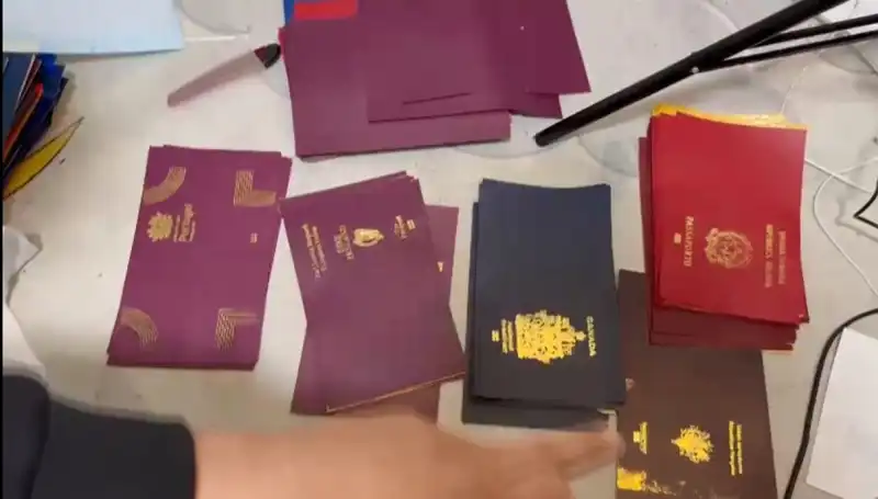 İstanbul'da Sahte Pasaport ve Vize Çetelerine Büyük Operasyon Gerçekleşti
