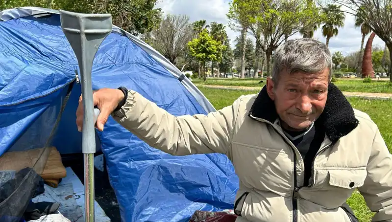 İş Kazası Sonrası Hayat Mücadelesi: Parka Yerleşen Adamın Dramı