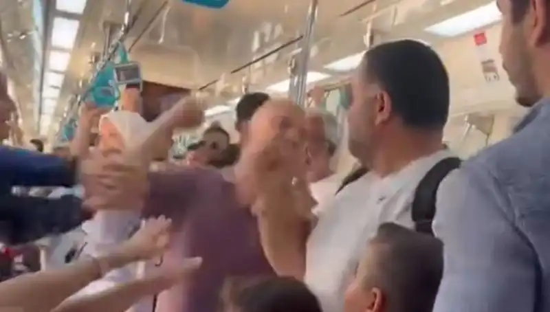 Marmaray'da Yumruklu Kavga: Yolcuların Gözleri Önünde Yaşanan Korkunç Anlar