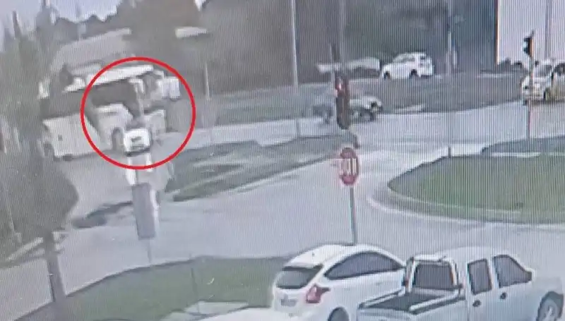 Kırmızı Işıkta Dururken Yolcu Otobüsü Çarptı: Can Pazarı Yaşandı
