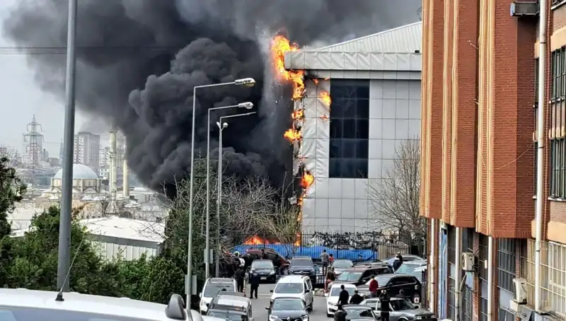 Başakşehir’de Sanayi Sitesinde Ortaya Çıkan Yangın, Ekipleri Seferber Etti!