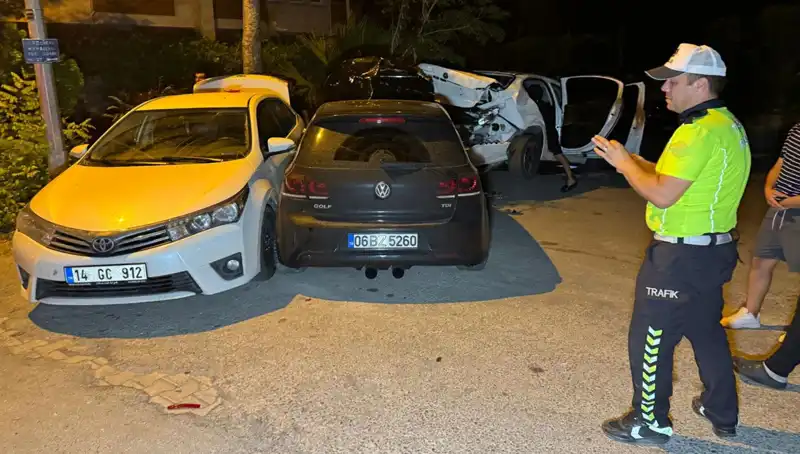 Alkollü Sürücü Sokağı Birbirine Kattı: Üç Araç Çarpıştı