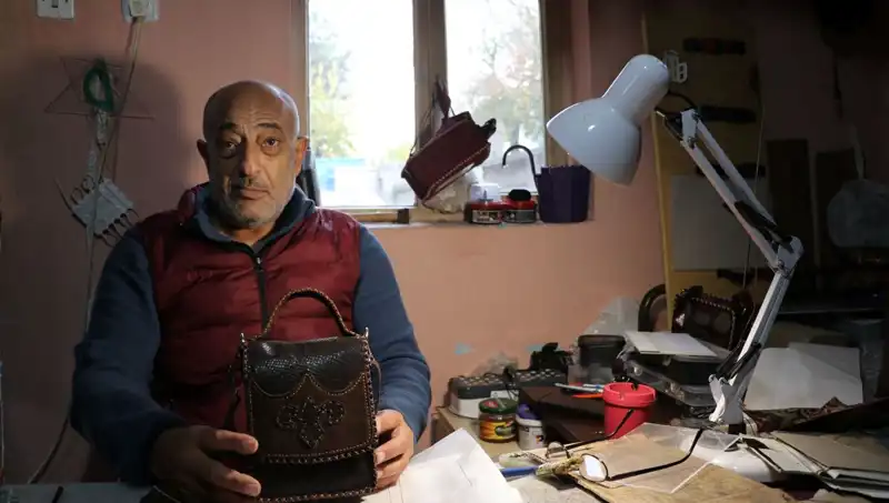 58 Yaşındaki Depremzede Kadın, El Emeği Çantalarla Hayat Mücadelesi Veriyor