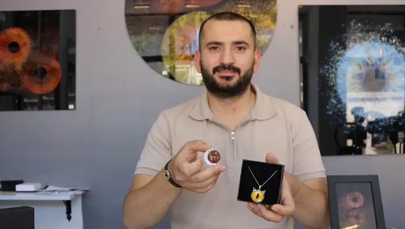 İnovatif Sanat: İris Fotoğraflarını Takı ve Tabloya Dönüştüren Sanatçı