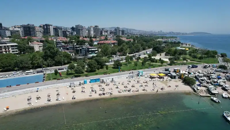 İstanbul'da Sıcak Hava Etkisini Gösterdi: Caddebostan Sahili Dolup Taştı!
