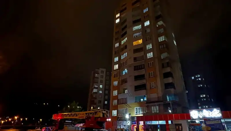 Yıldırım Düşmesi: İstanbul'daki Apartmanın Çatısında Şok Olay!