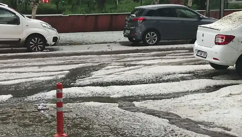 Ardahan'da Dolu Alarmı: Şehir Beyaza Büründü, Tarımda Olumsuz Etkiler Bekleniyor