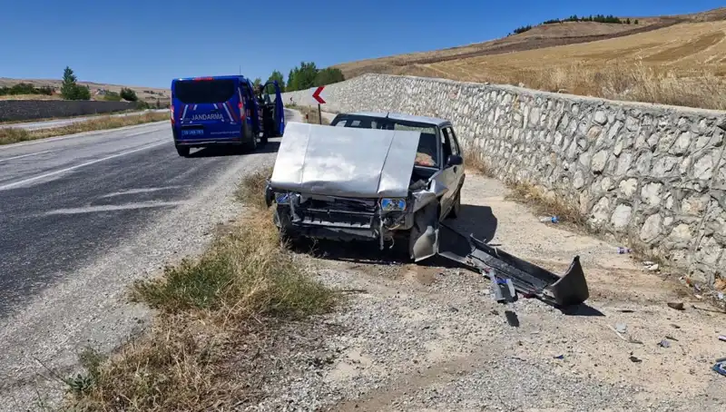 Kontrolden Çıkan Otomobil Duvara Çarptı: İki Yaralı