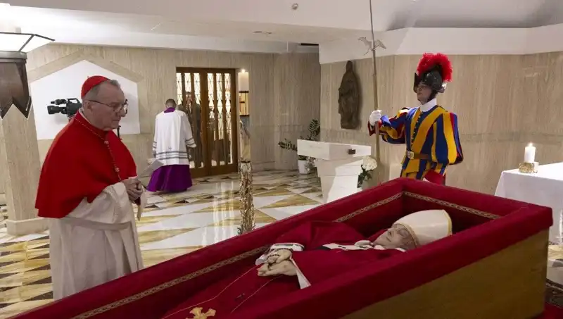Papa'nın Tabutundaki Fotoğraflar: Duygusal Bir Veda Anı