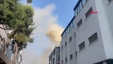 İstanbul'da 4 Katlı İş Merkezinde Yangın: Yangın Söndürme Çalışmaları Devam Ediyor