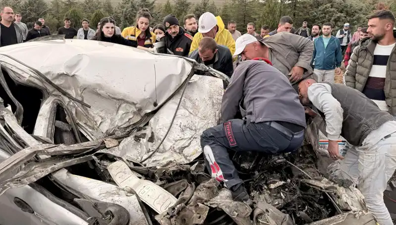 TIR ile Çarpışan Araç Kağıt Gibi Ezildi: Korkunç Kaza Güvenlik Kamerasında