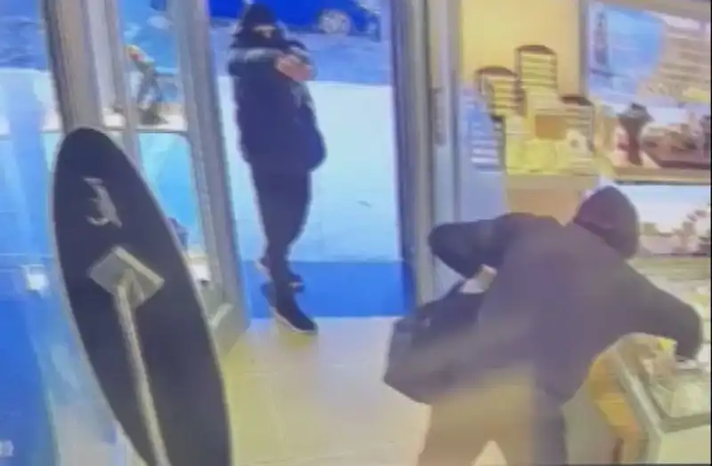 Ümraniye'de Silahlı Soygun Girişimi: Maskeli Şüpheliler Pazartesi Günü Harekete Geçti